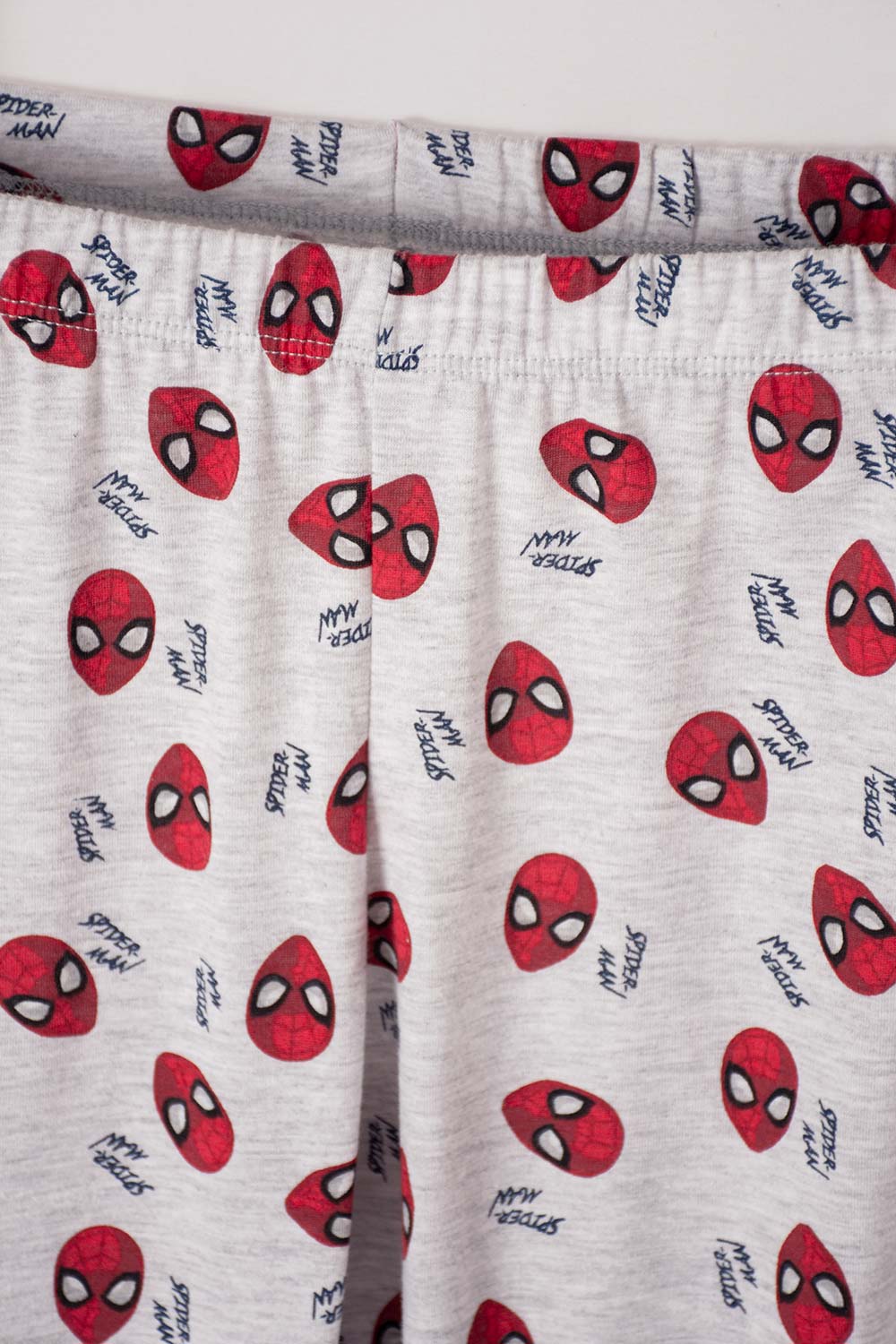 PIJAMA DE SPIDER-MAN CON PANTALÓN CORTO GRIS Y ROJO PARA NIÑO