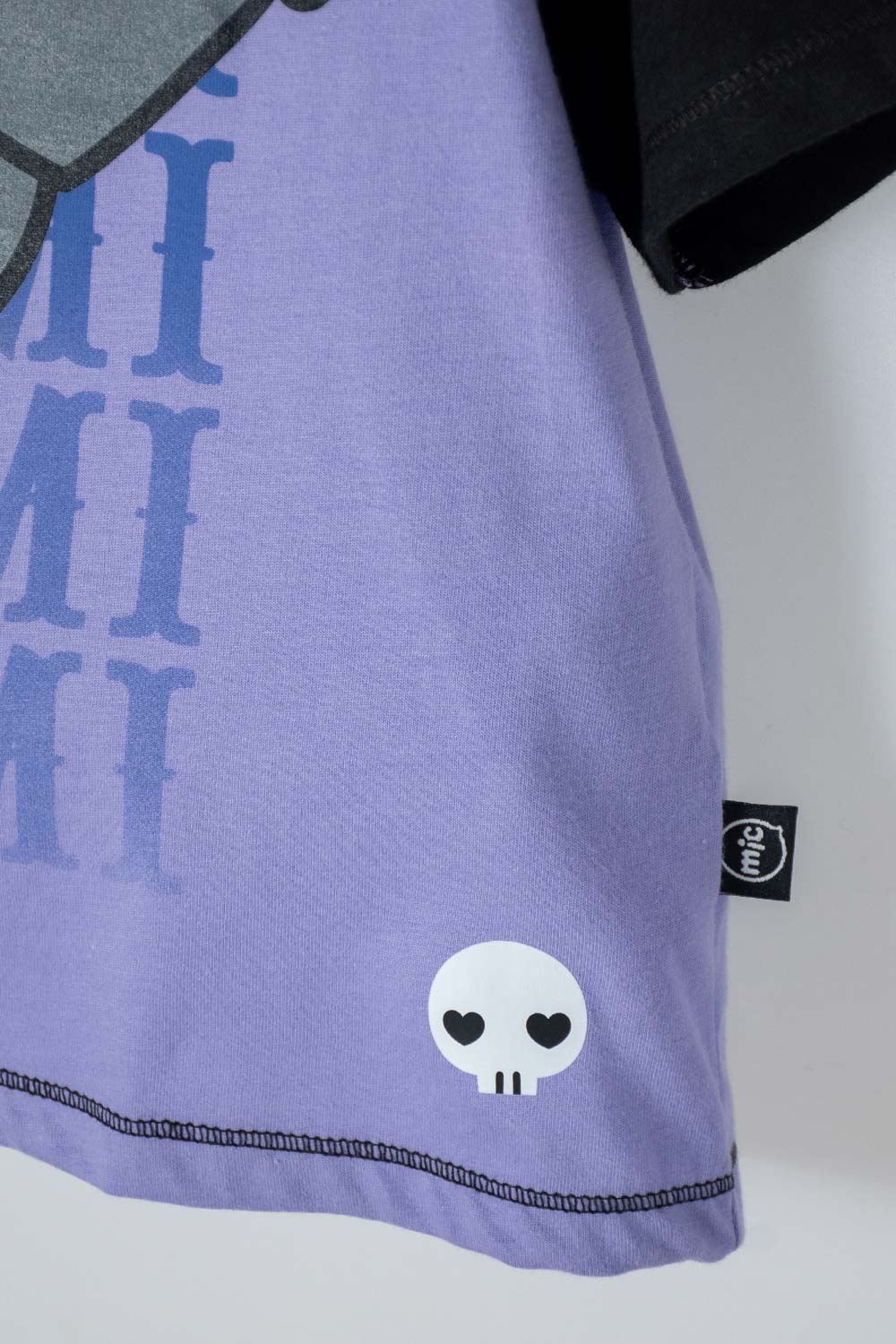 CAMISETA DE KUROMI LILA Y NEGRA ESTAMPADA EN FRENTE PARA NIÑA