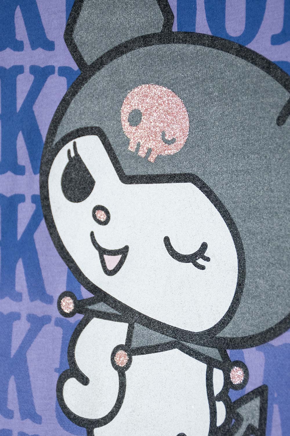 CAMISETA DE KUROMI LILA Y NEGRA ESTAMPADA EN FRENTE PARA NIÑA