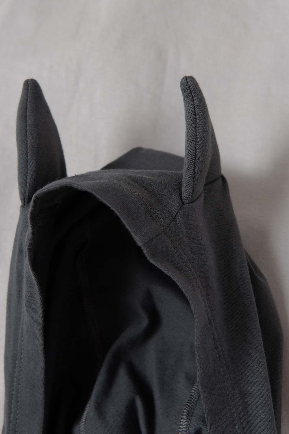 CAMISETA DE BATMAN GRIS CON CAPUCHA PARA NIÑO