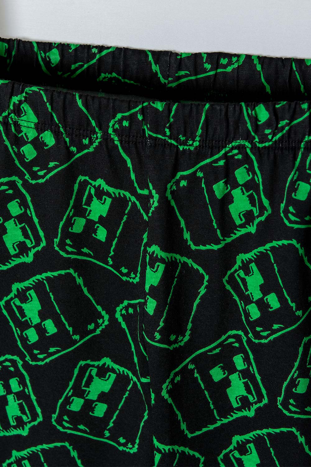 PIJAMA DE MINECRAFT BLANCA Y NEGRA DE BERMUDA PARA NIÑO