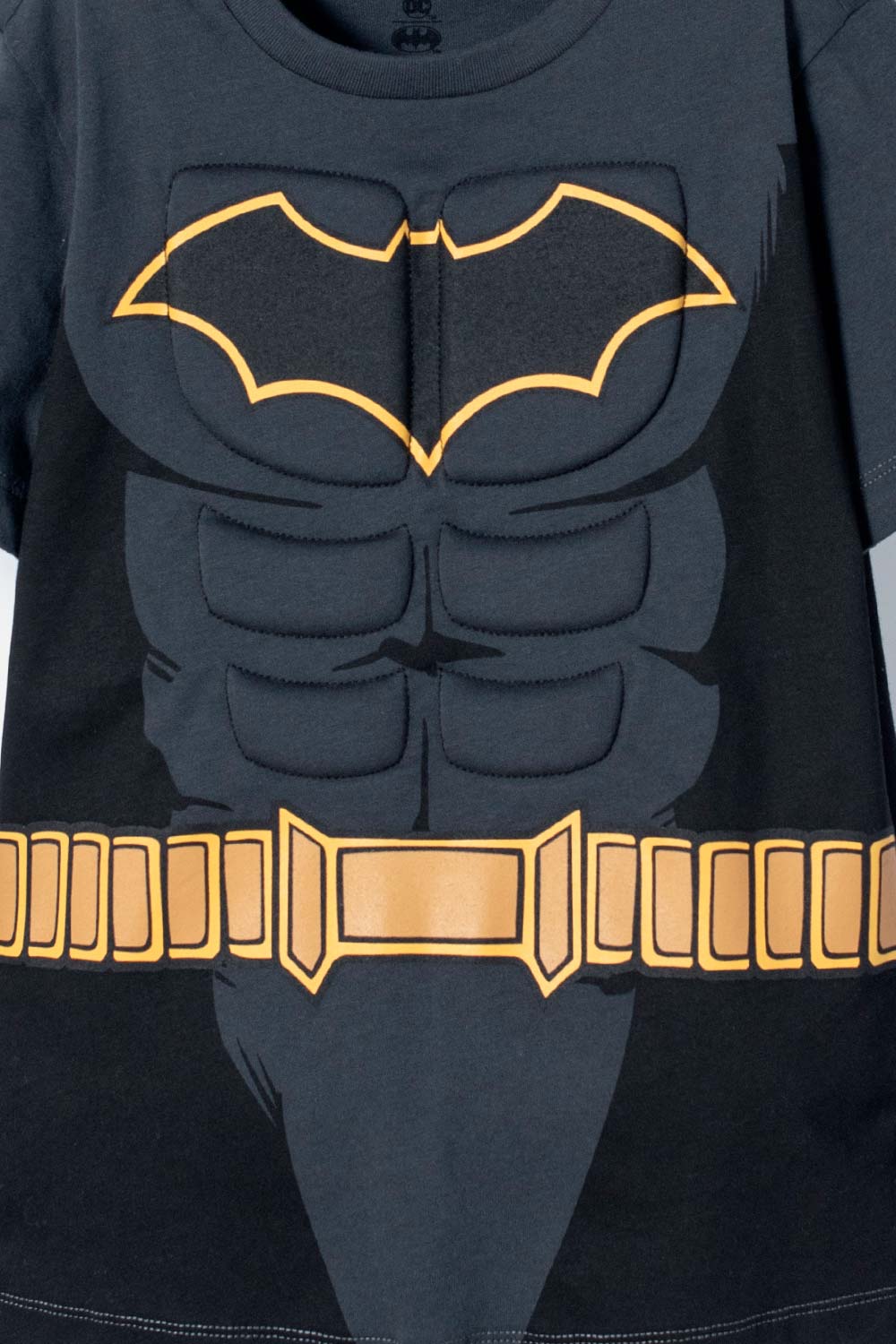 CAMISETA DE BATMAN CON CAPA GRIS Y NEGRO PARA NIÑO.