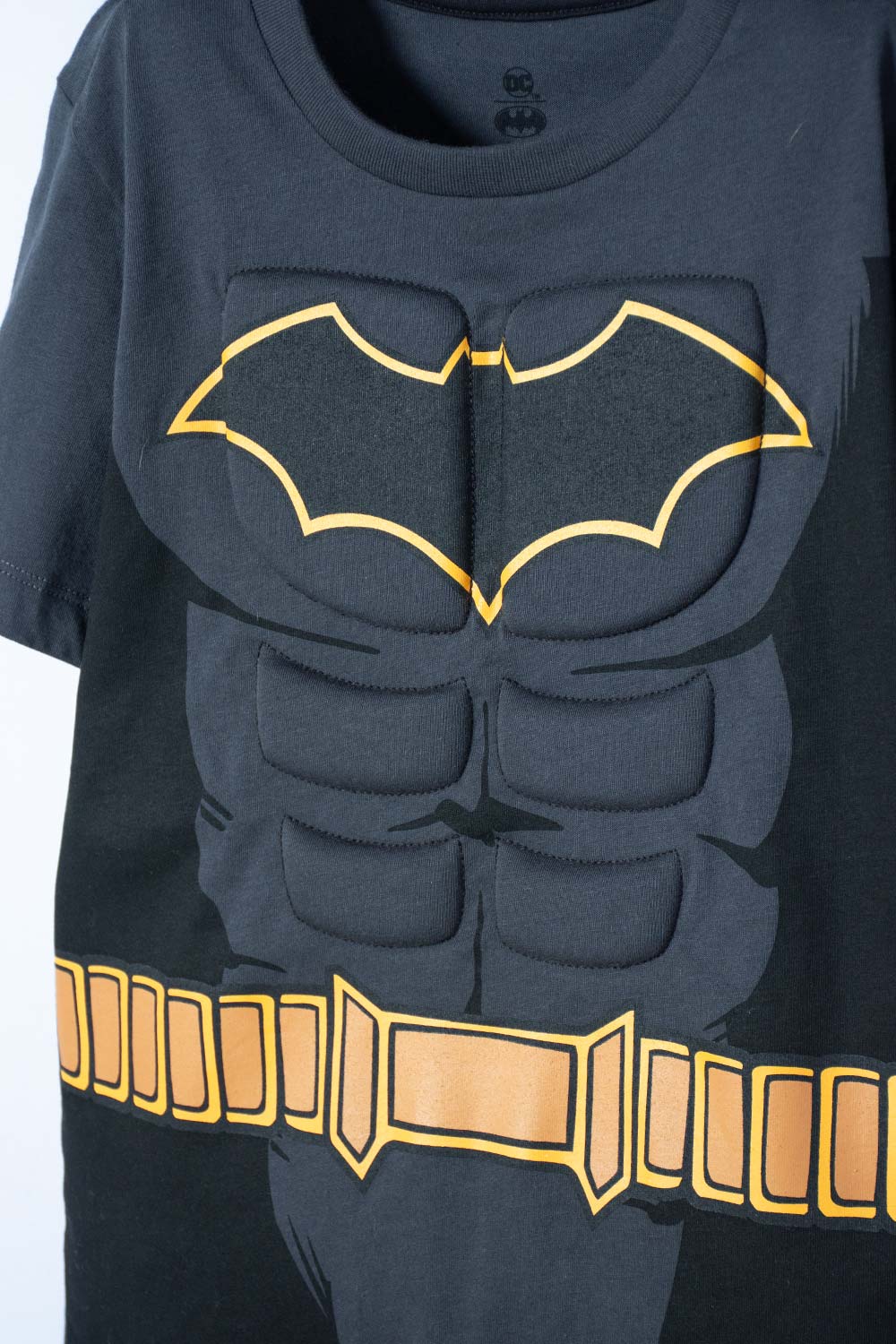 CAMISETA DE BATMAN CON CAPA GRIS Y NEGRO PARA NIÑO.