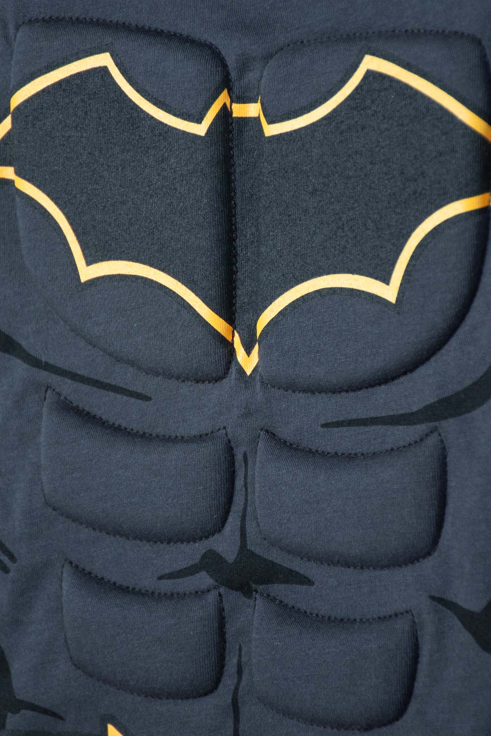 CAMISETA DE BATMAN CON CAPA GRIS Y NEGRO PARA NIÑO.