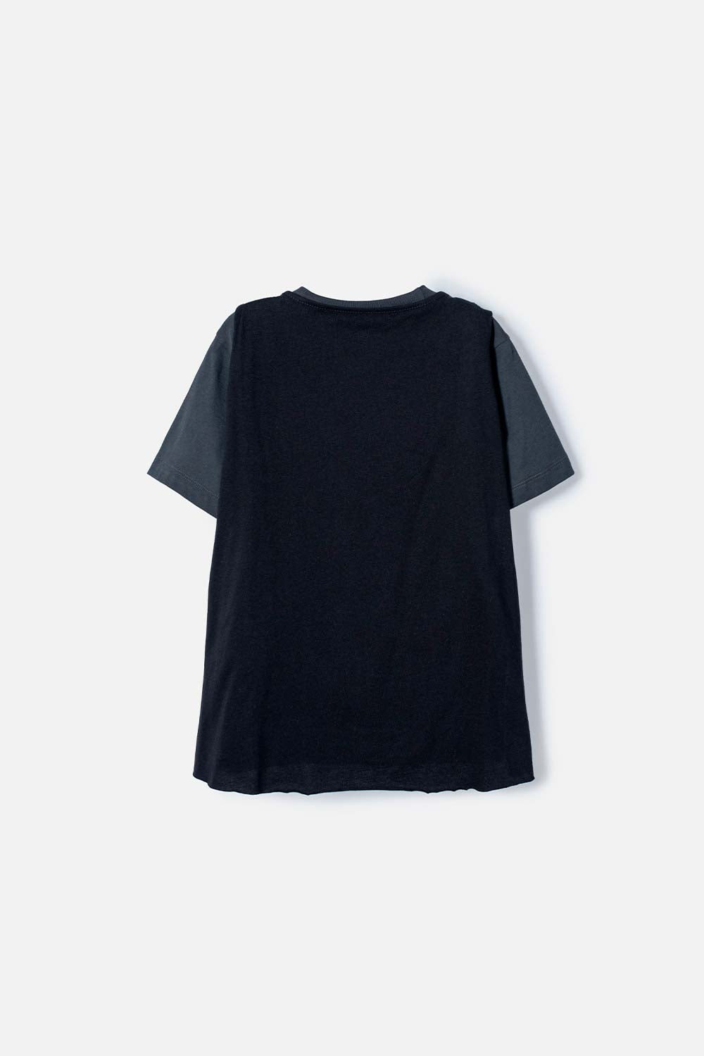 CAMISETA DE BATMAN CON CAPA GRIS Y NEGRO PARA NIÑO.