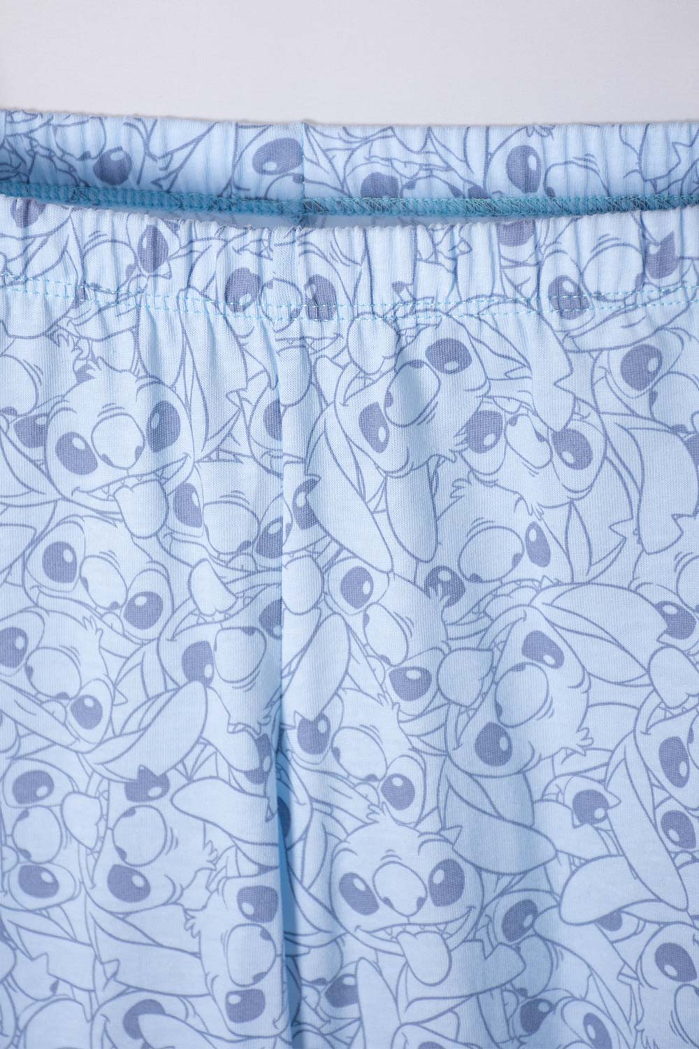 PIJAMA DE STITCH CON PANTALÓN MULTICOLOR PARA NIÑA
