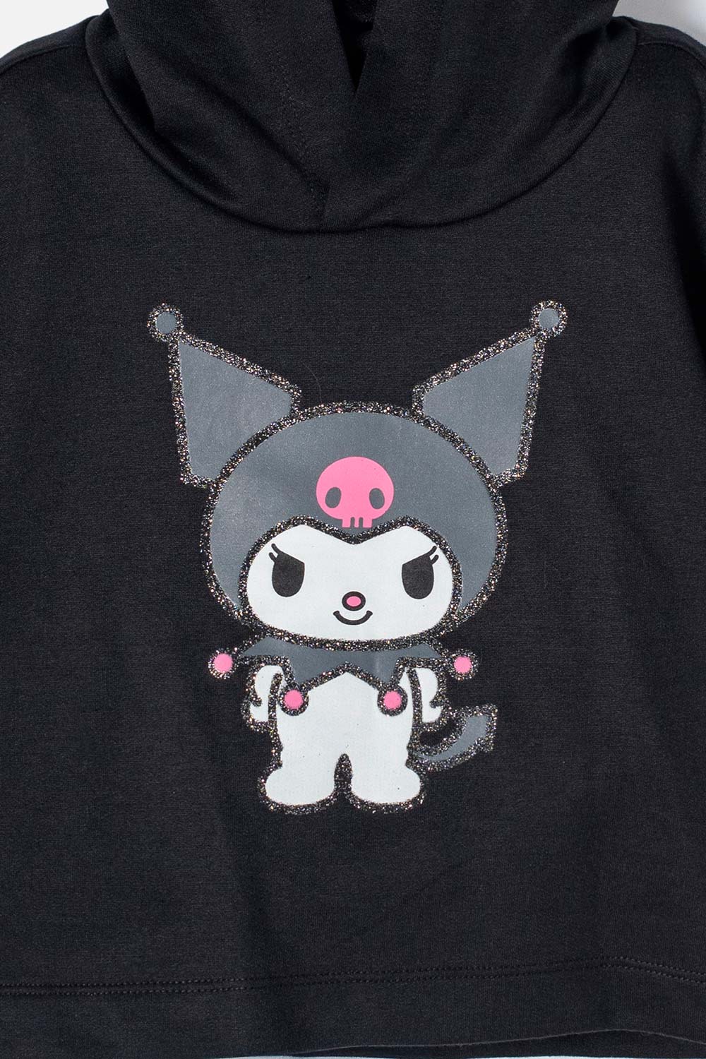 CAMISETA DE KUROMI CON CAPUCHA NEGRO PARA NIÑA.