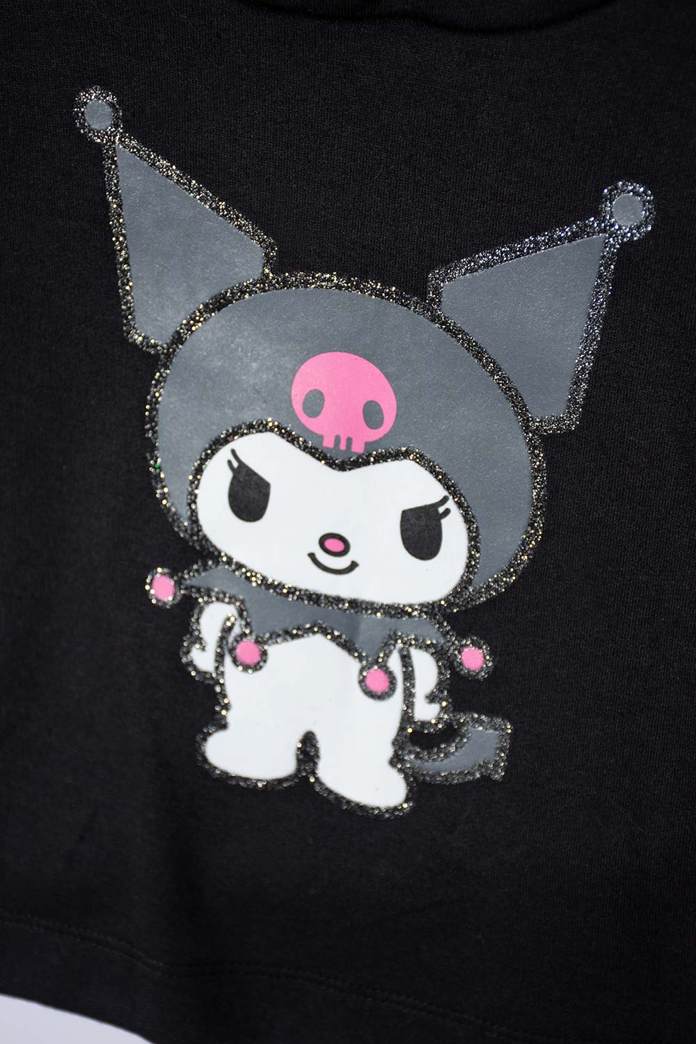 CAMISETA DE KUROMI CON CAPUCHA NEGRO PARA NIÑA.