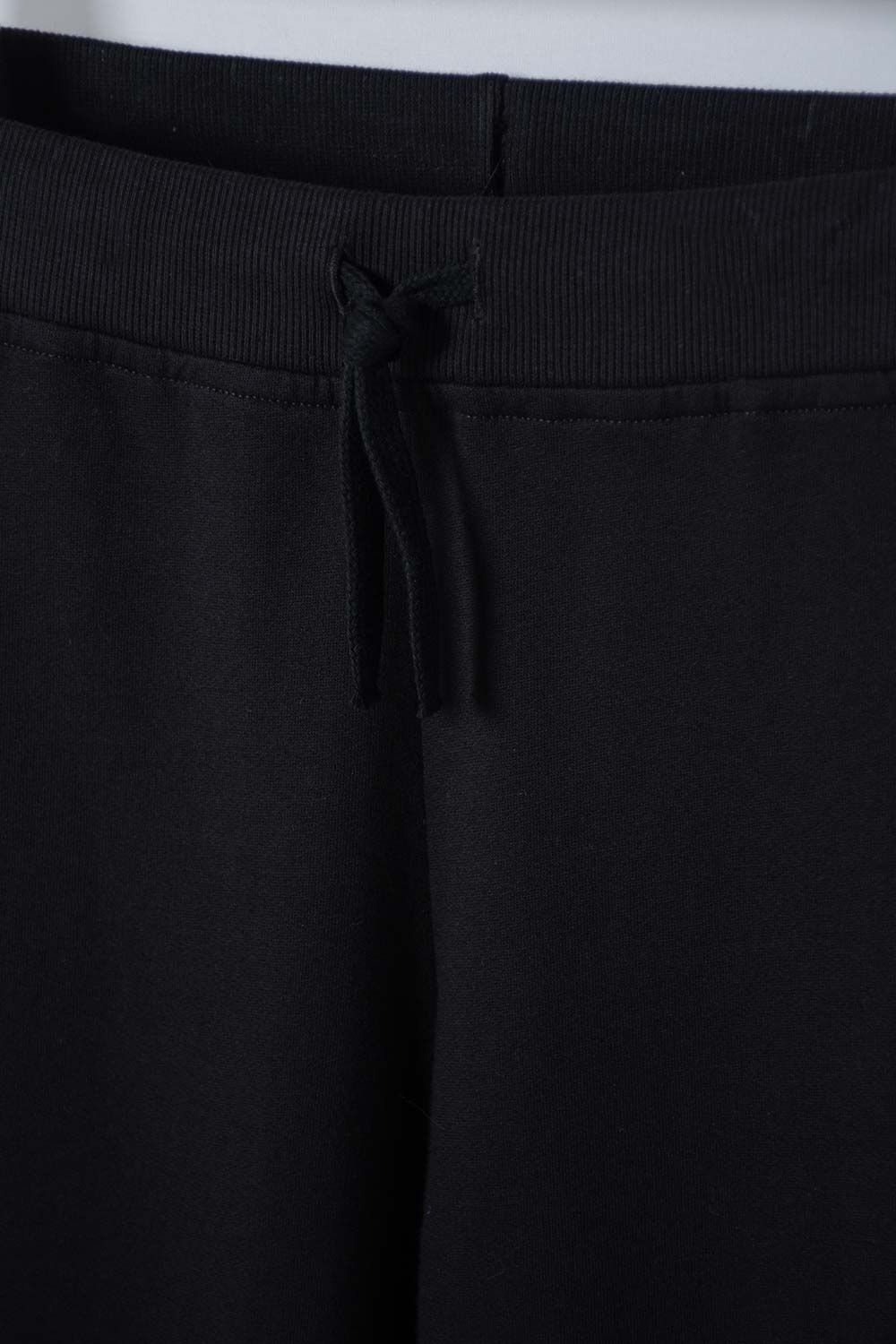 CONJUNTO DE TOY STORY CON JOGGER MARFIL Y NEGRO PARA NIÑO