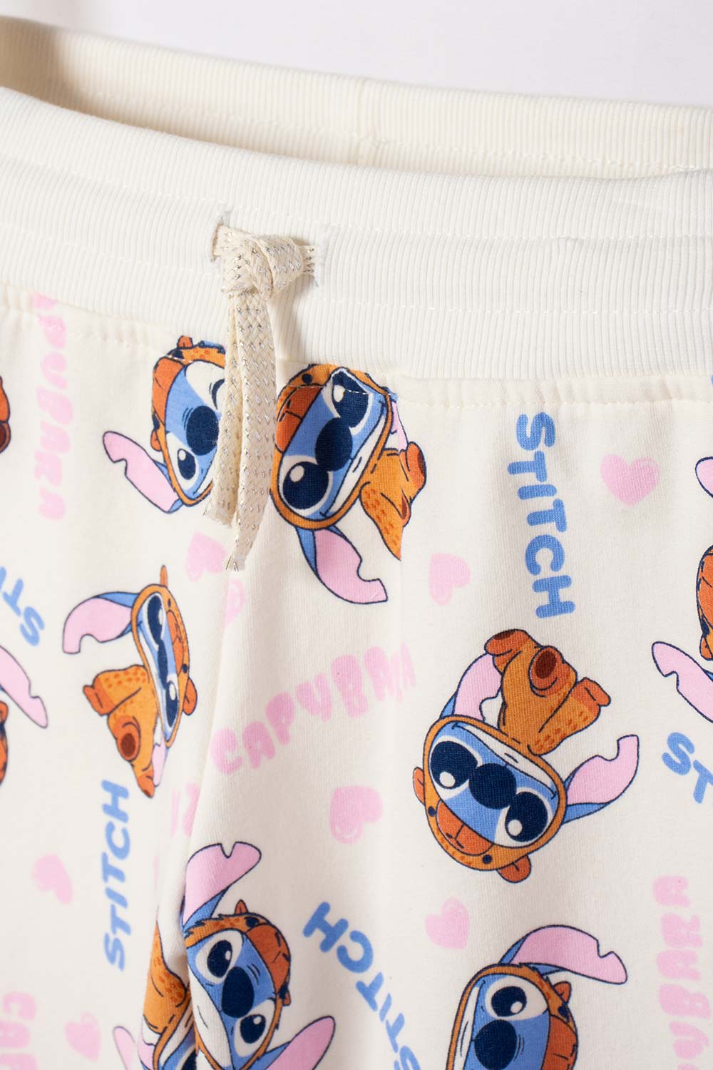 CONJUNTO DE STITCH Y CAPYBARA MARFIL PARA NIÑA