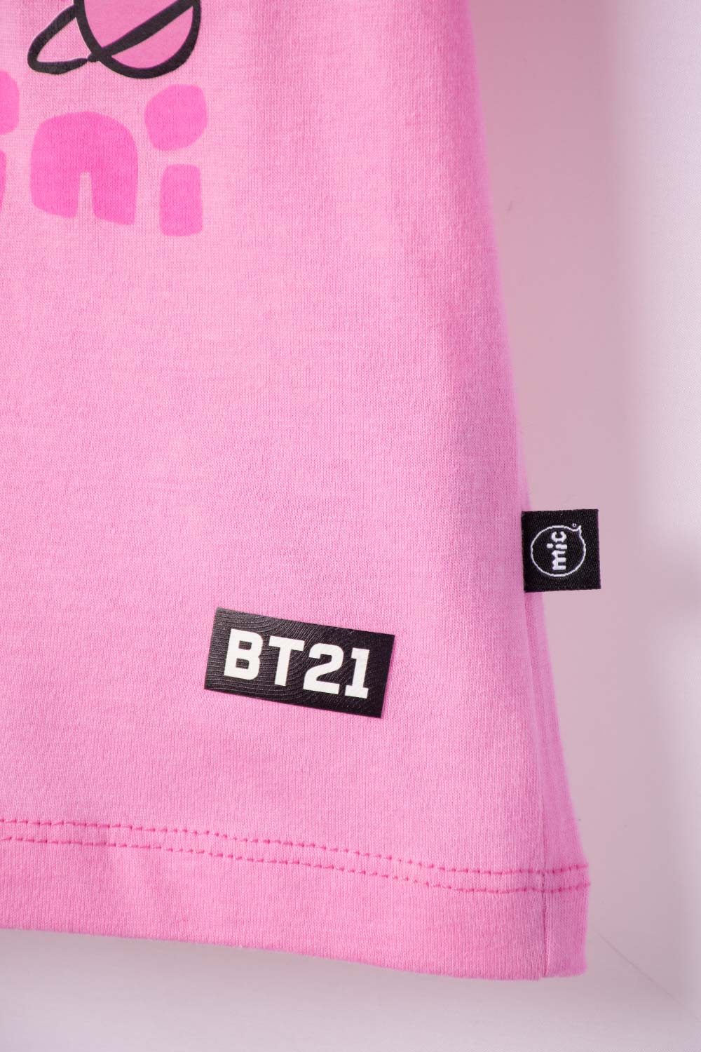 CAMISETA DE BT21 MANGA CORTA ROSADO PARA NIÑA