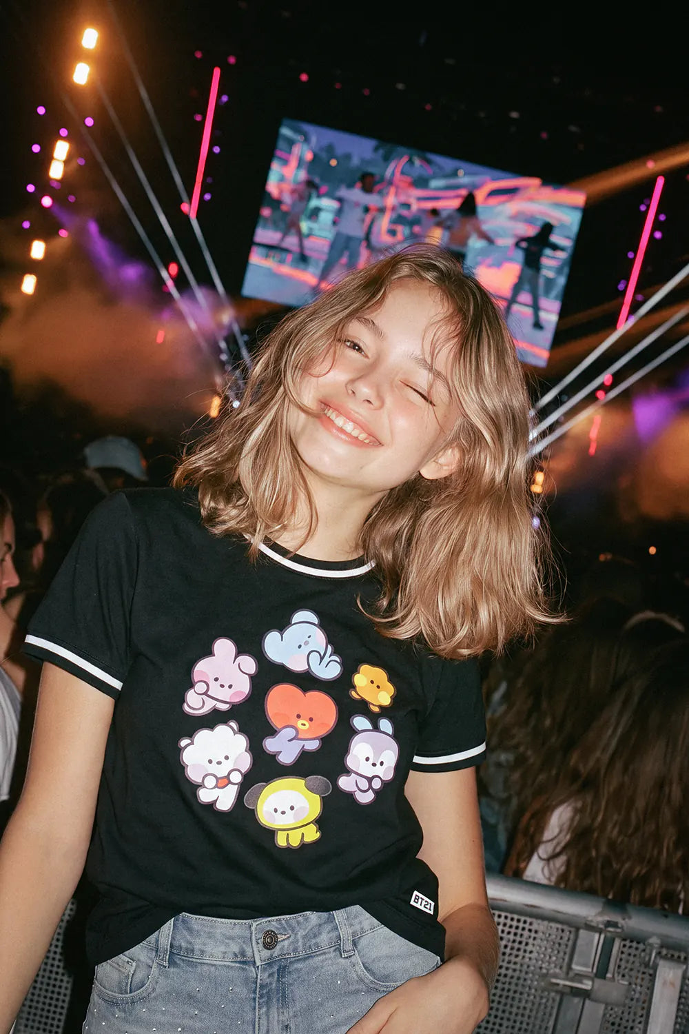 CAMISETA DE BT21 MANGA CORTA NEGRO PARA NIÑA