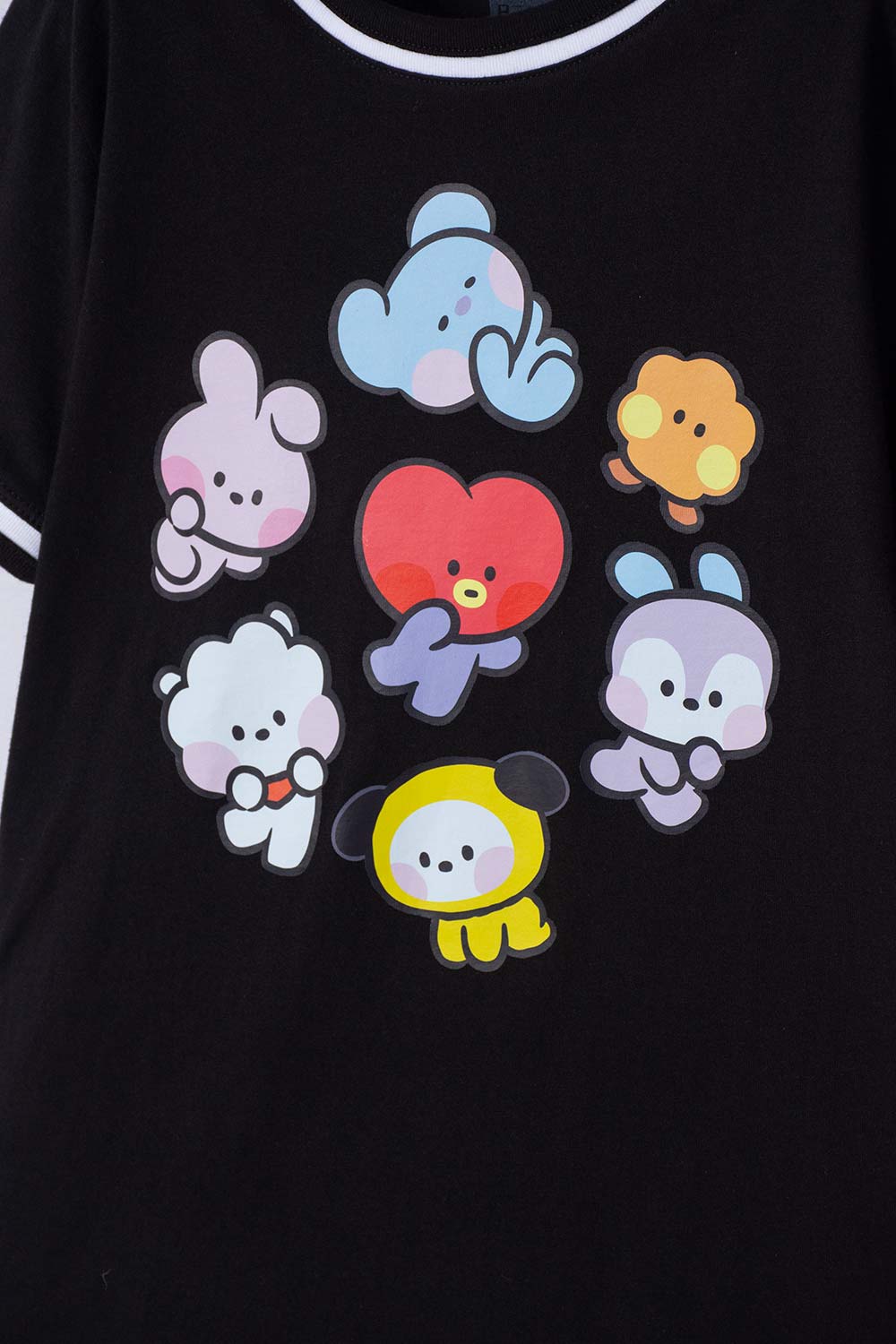 CAMISETA DE BT21 MANGA CORTA NEGRO PARA NIÑA