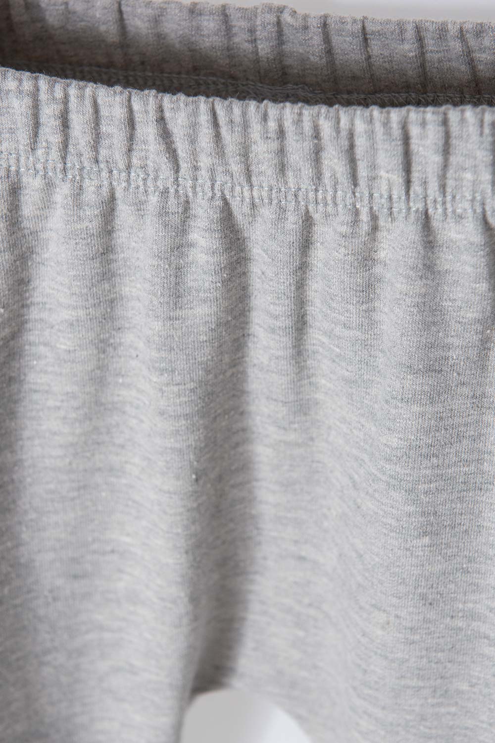 CONJUNTO LITTTLEMIC CON PANTALÓN BLANCO Y GRIS PARA BEBÉ NIÑO
