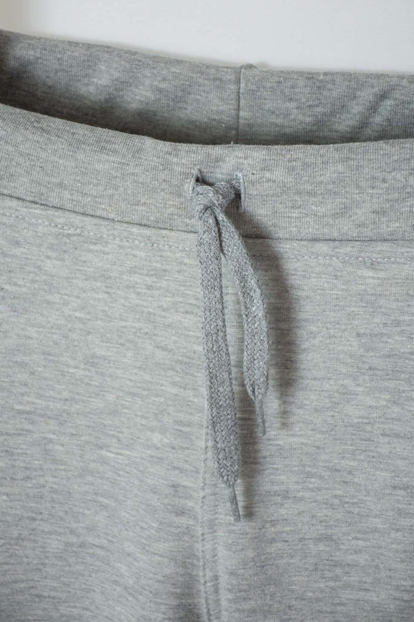 JOGGER DE MIC CON CORDÓN GRIS PARA NIÑO