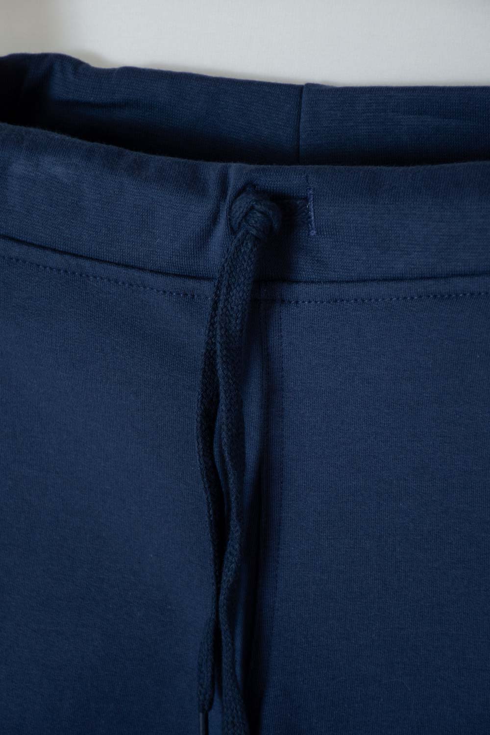 JOGGER DE MIC  CON CORDÓN AZUL PARA NIÑO