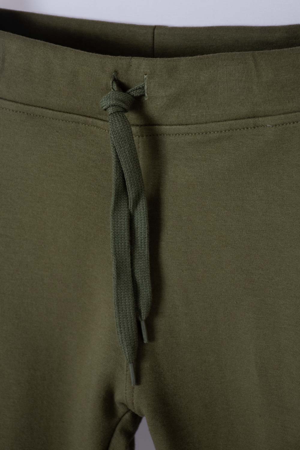 JOGGER DE MIC CON CORDÓN VERDE PARA NIÑO