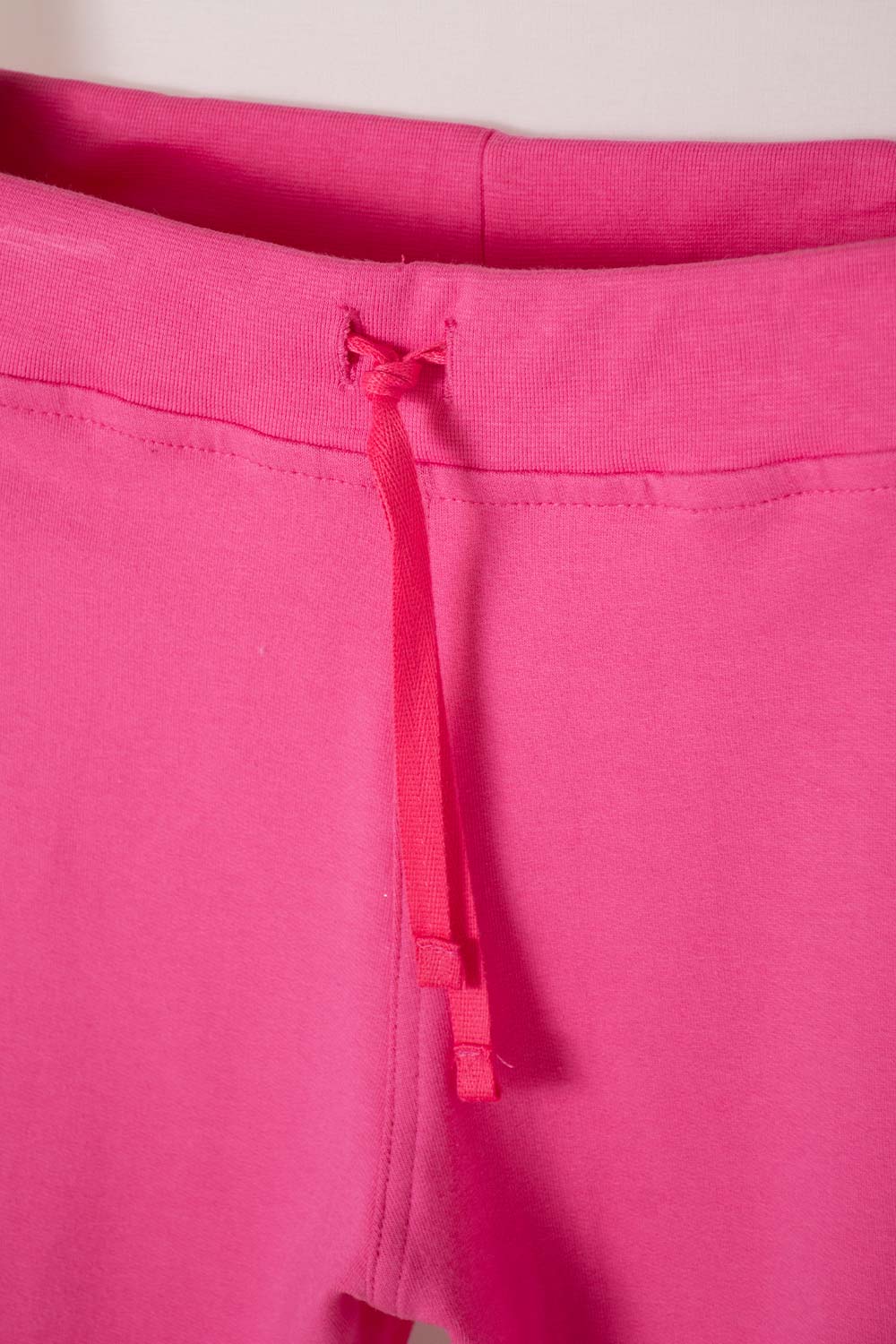 JOGGER DE MIC CON CORDÓN ROSADO PARA NIÑA