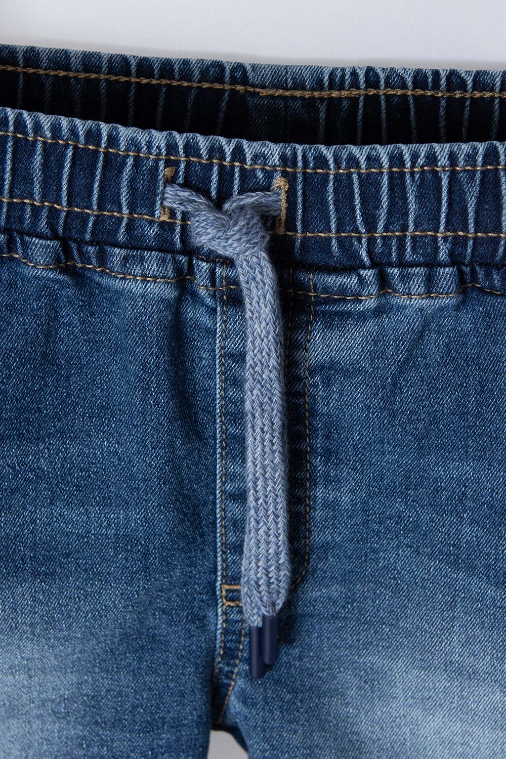 BERMUDA LITTLEMIC EN DENIM TONO MEDIO CON ELÁSTICO EN CINTURA PARA NIÑO 2T A 5T