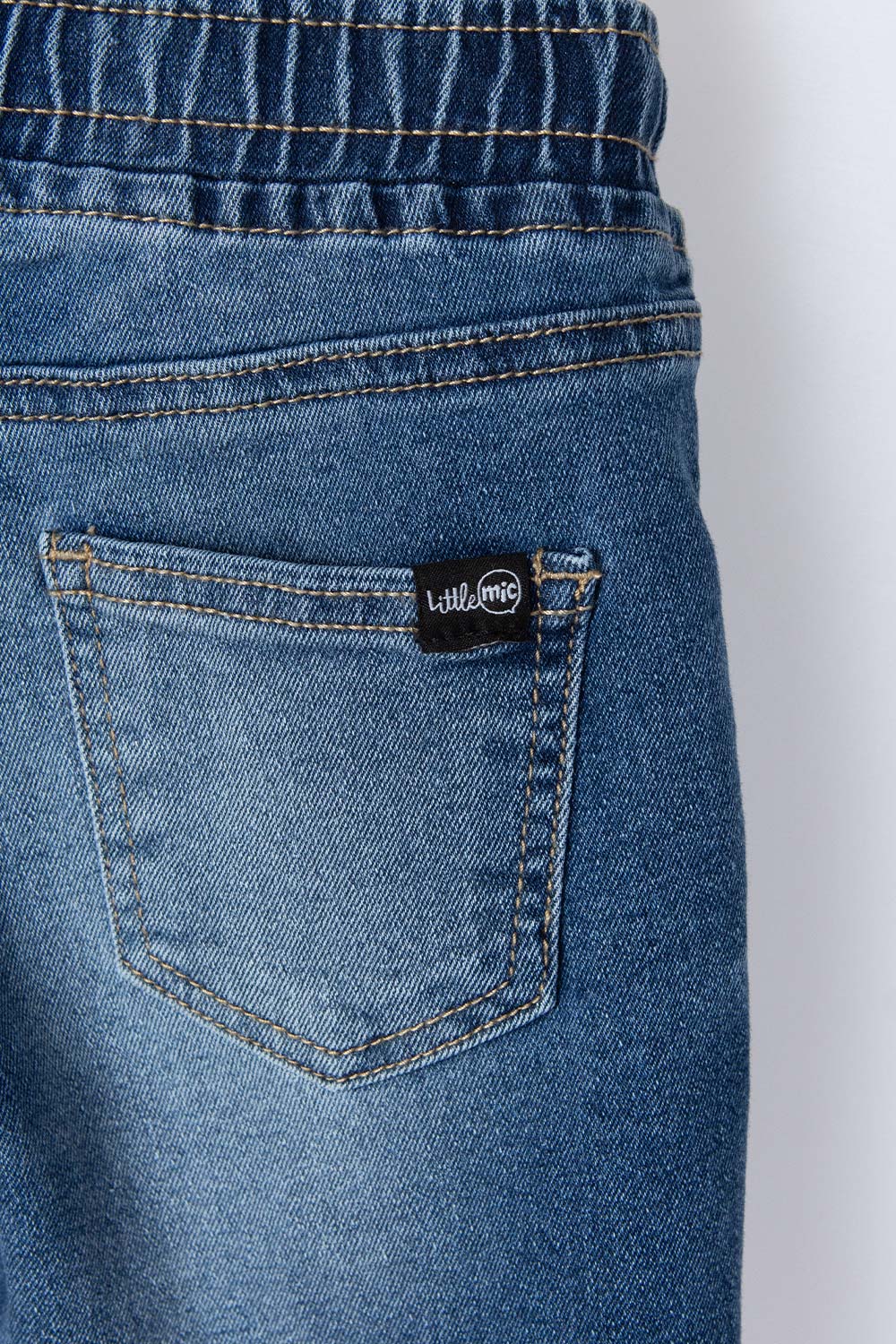 BERMUDA LITTLEMIC EN DENIM TONO MEDIO CON ELÁSTICO EN CINTURA PARA NIÑO 2T A 5T
