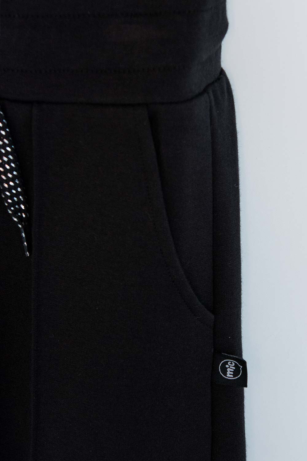 JOGGER DE MIC CON CORDÓN NEGRO PARA NIÑA