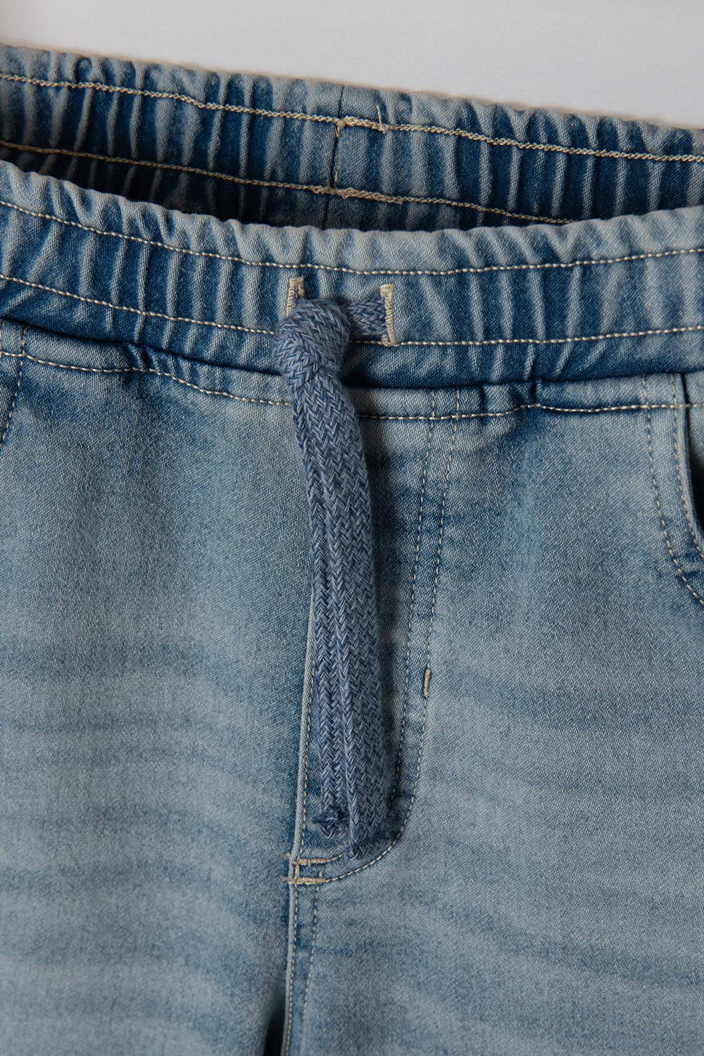 JOGGER DE MIC CON CORDÓN AZUL CLARO PARA NIÑO