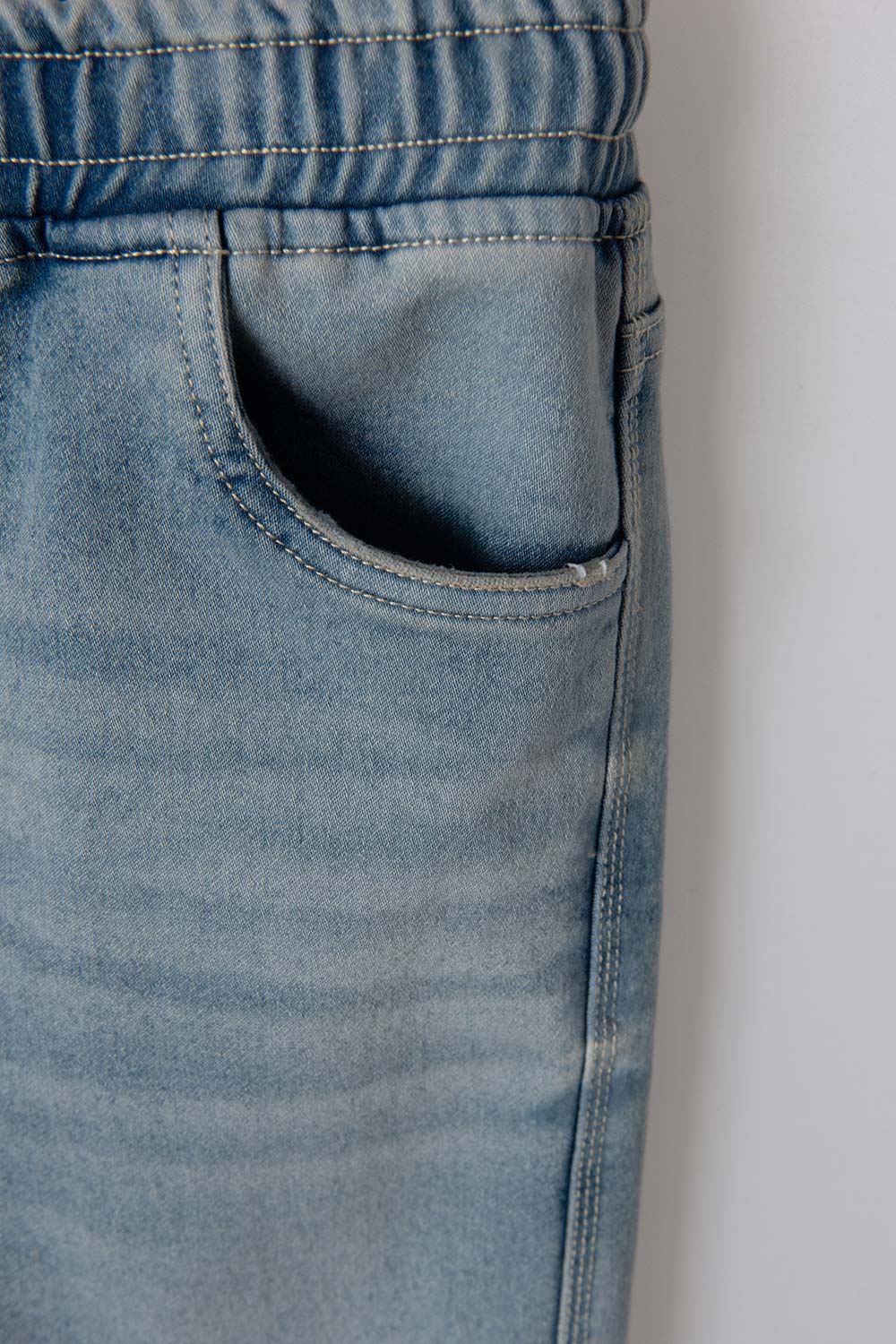 JOGGER DE MIC CON CORDÓN AZUL CLARO PARA NIÑO