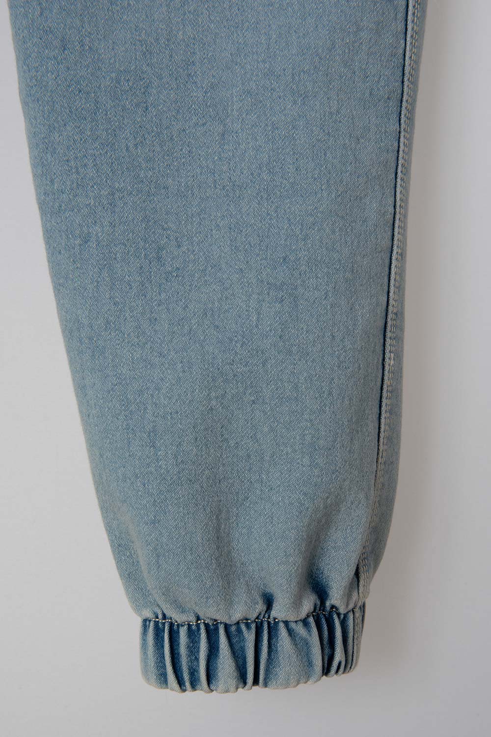 JOGGER DE MIC CON CORDÓN AZUL CLARO PARA NIÑO