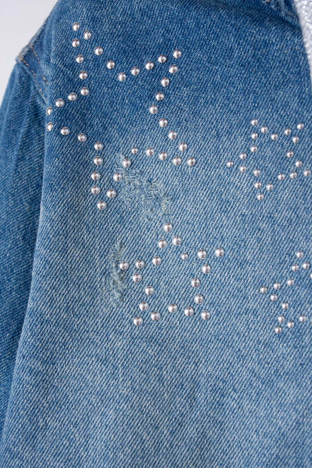 CHAQUETA MIC EN DENIM AZUL MEDIO CON APLIQUES DE ESTRELLAS PARA NIÑA