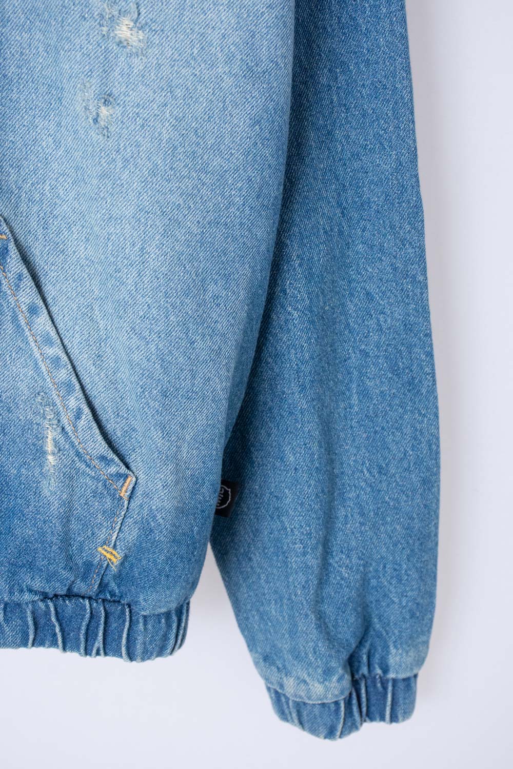 CHAQUETA MIC EN DENIM AZUL MEDIO CON APLIQUES DE ESTRELLAS PARA NIÑA