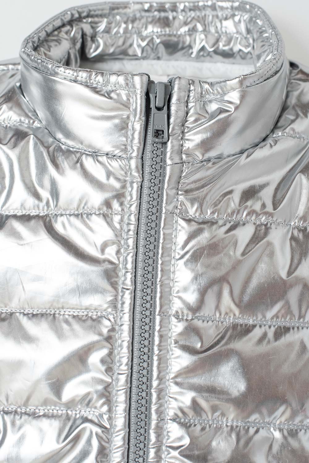 CHALECO MIC COLOR PLATA CON CIERRE FRONTAL PARA NIÑA