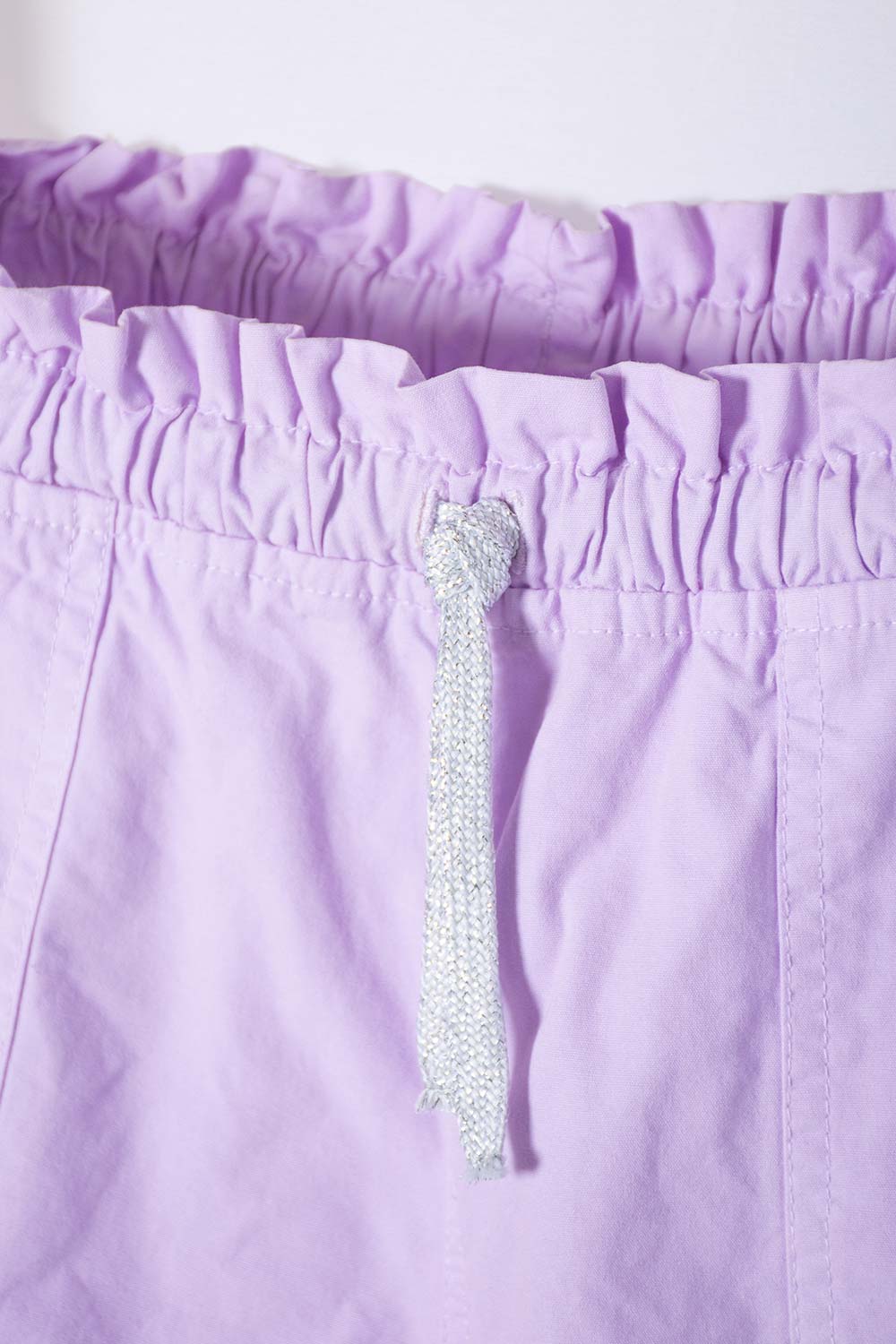 SHORT DE MIC CON CORDÓN MORADO PARA NIÑA