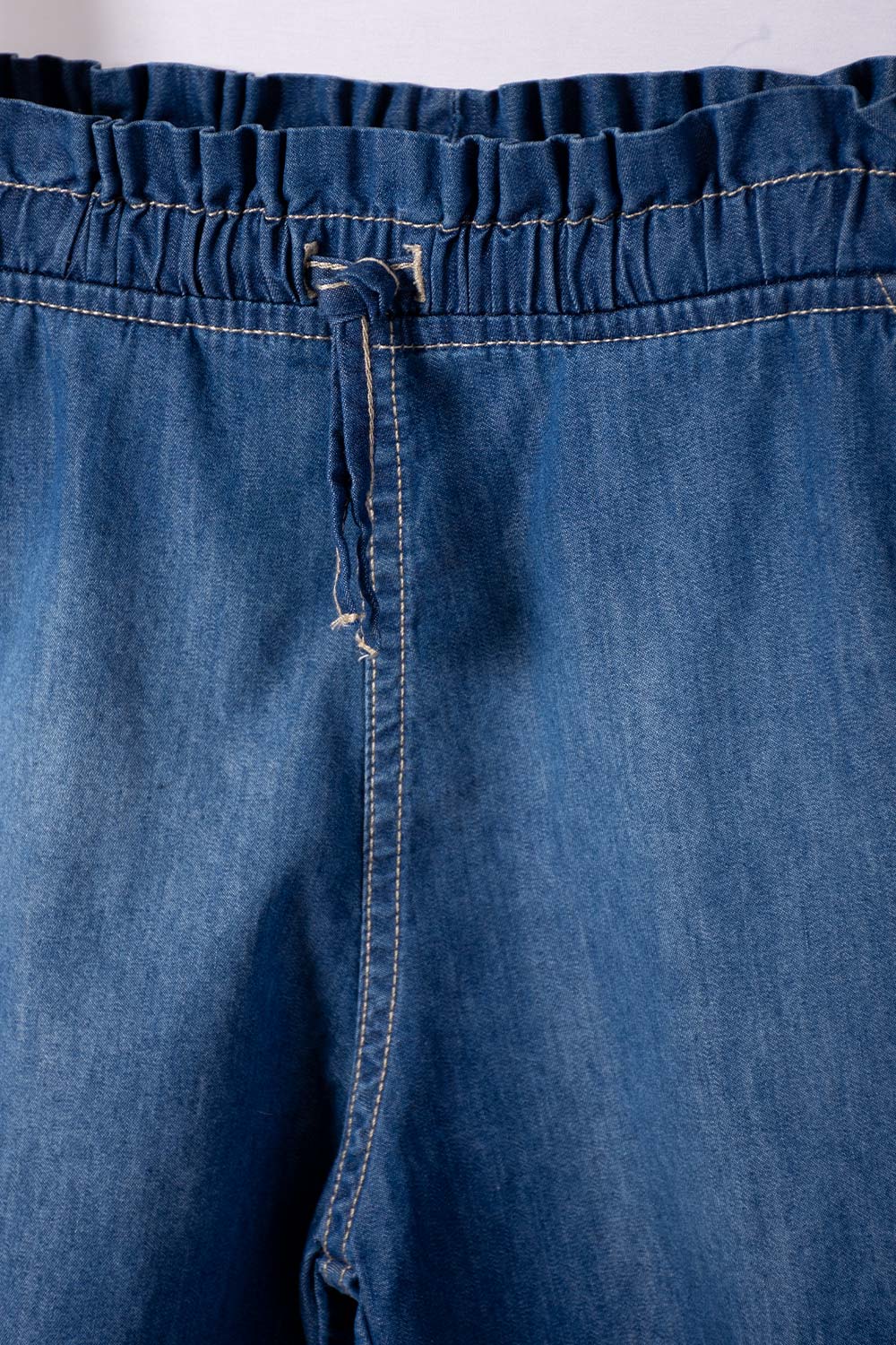 SHORT DE MIC CON CORDÓN AZUL PARA NIÑA