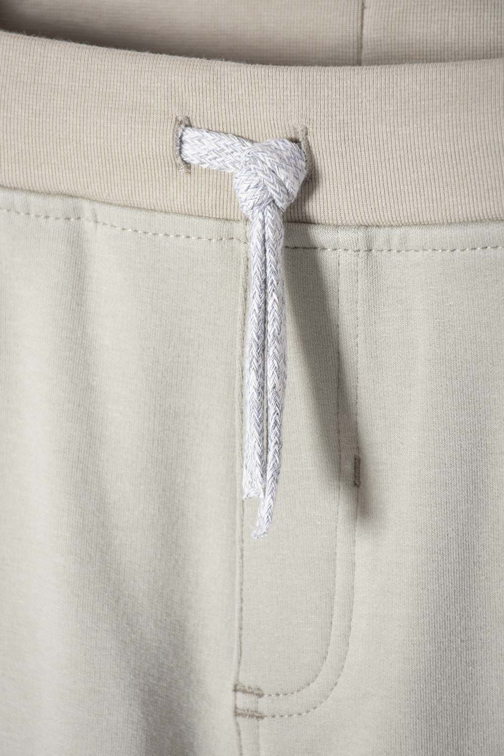 JOGGER DE MIC CON CORDÓN VERDE ACEITUNA PARA NIÑO