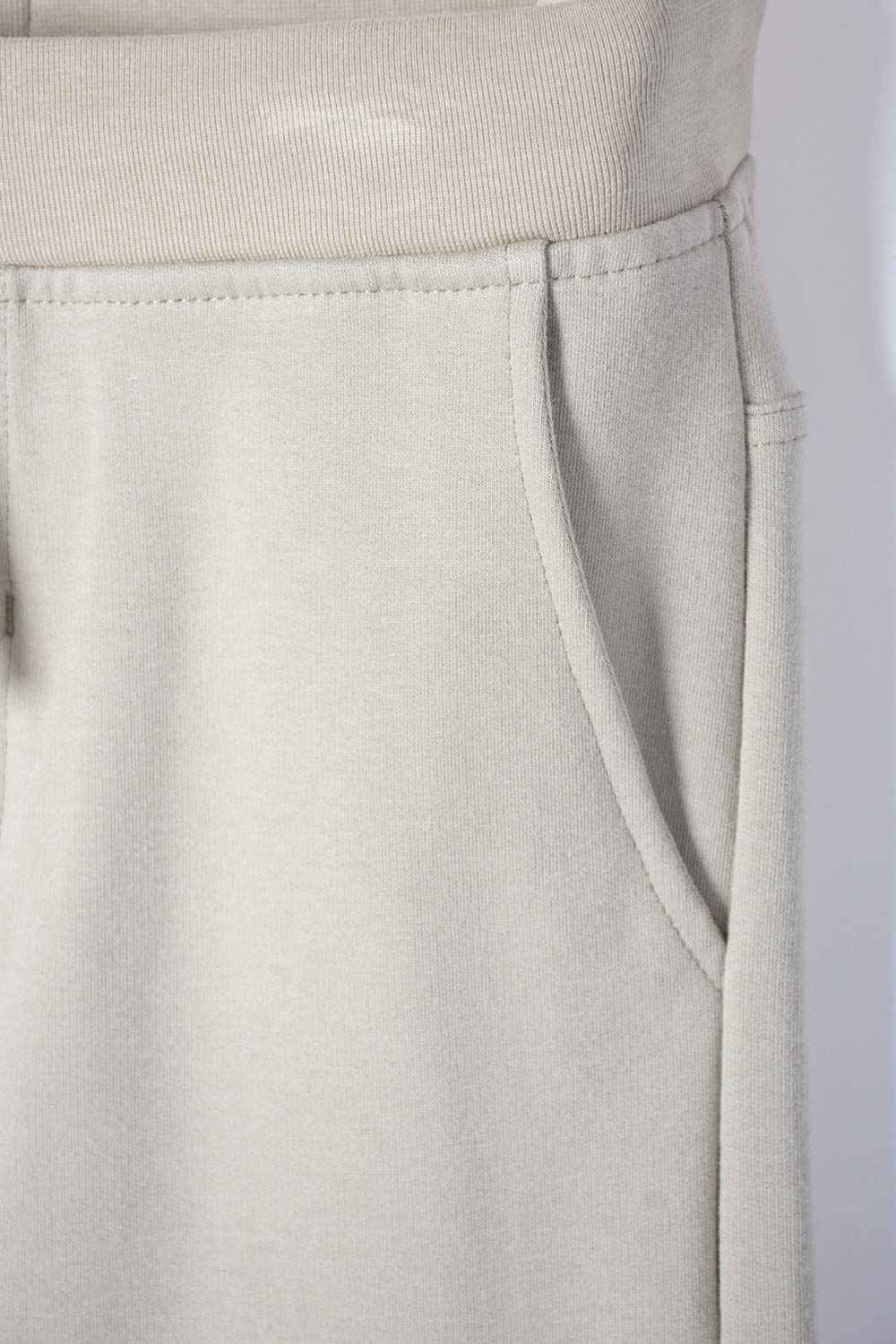 JOGGER DE MIC CON CORDÓN VERDE ACEITUNA PARA NIÑO