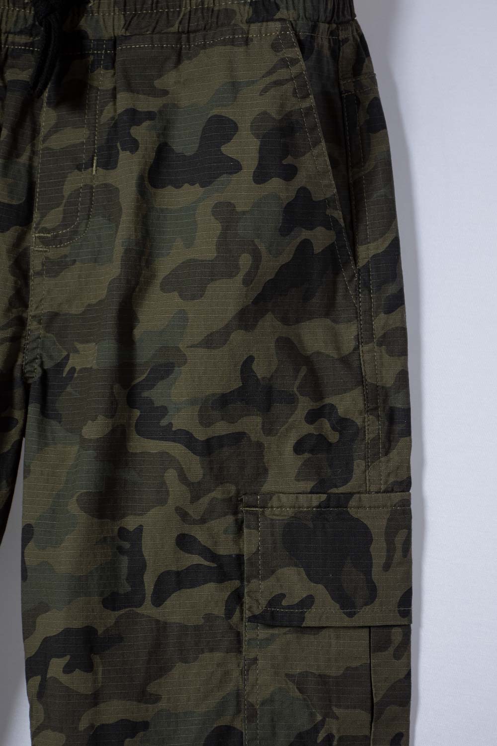JOGGER DE MIC CON CORDÓN VERDE MILITAR PARA NIÑO