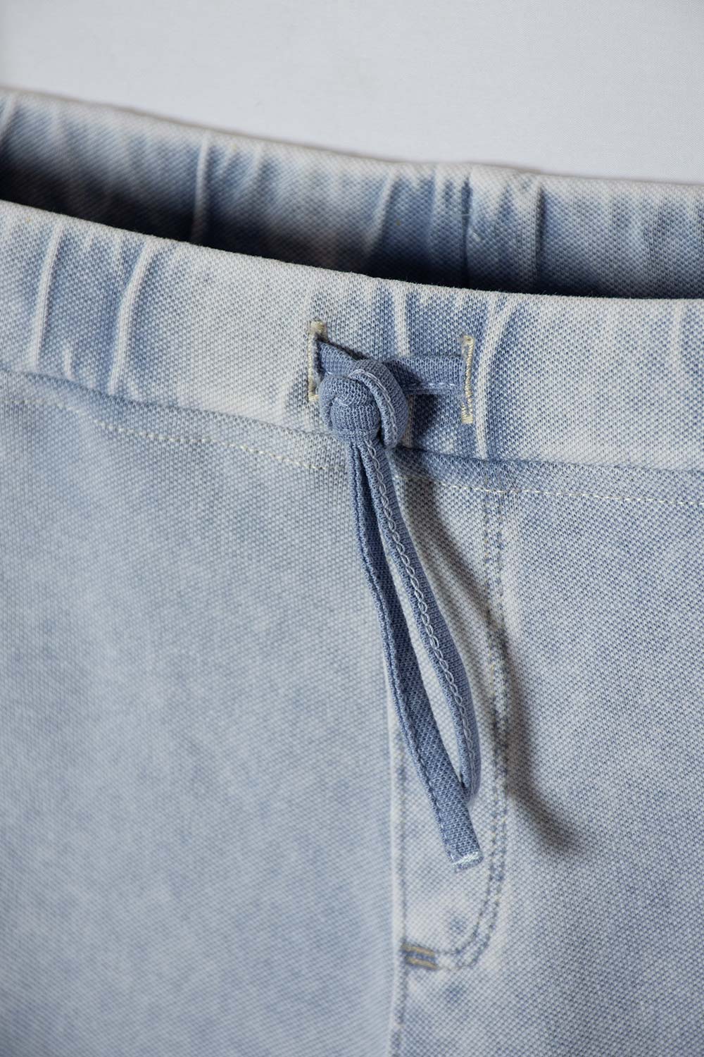 JOGGER DE MIC CON CORDÓN AZUL PARA NIÑA