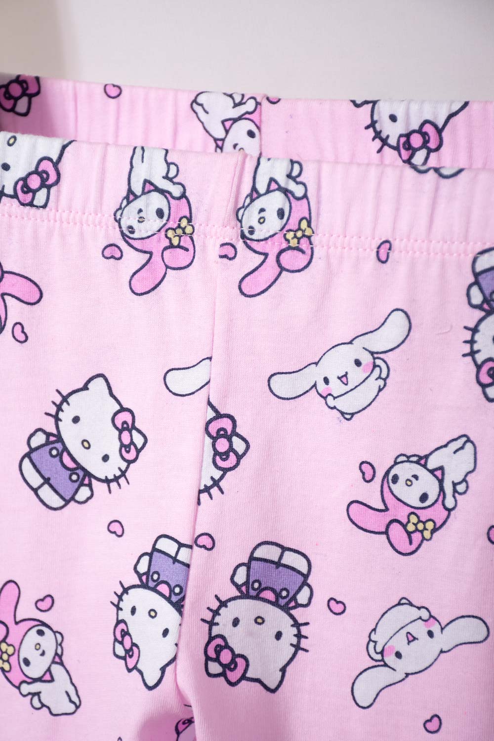 PIJAMA DE HELLO KITTY BLANCA Y ROSADA DE CAMISETA MANGA LARGA PARA NIÑA 2T A 5T